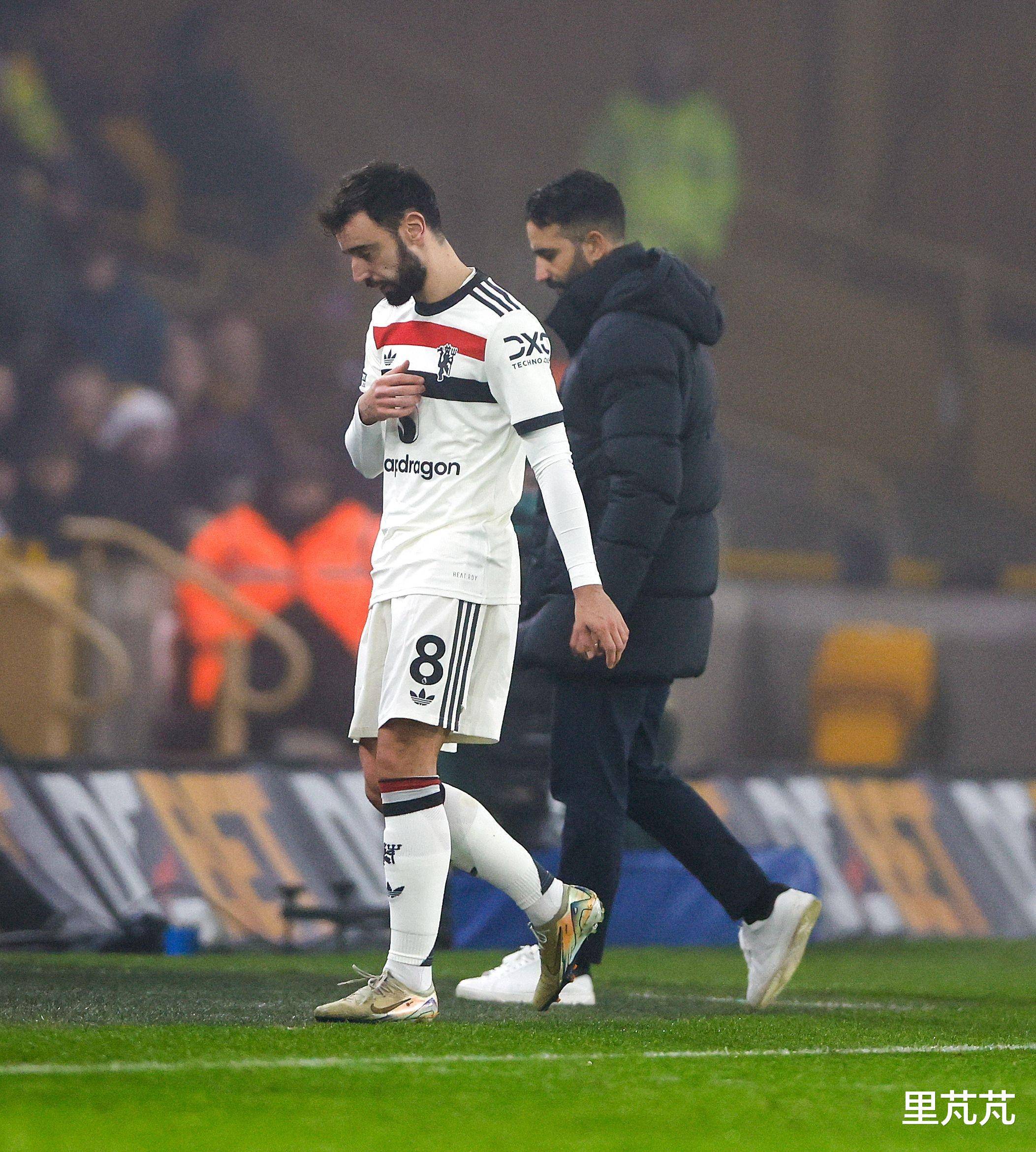  今晨中超焦点战，曼联官宣签约，赛场秩序良好，阵容厚度经受考验